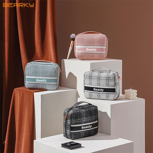 Unleash Your Beauty with the Perfect Cosmetic Bag!